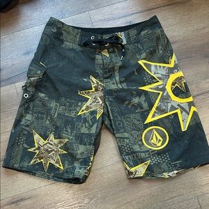 Volcom Black and Yellow Starburst Board Shorts ! Size 34